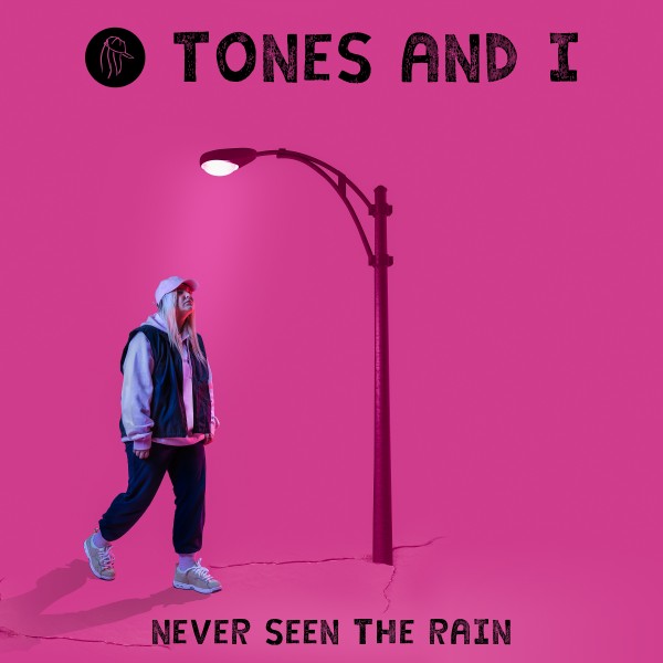 "Never Seen The Rain” nuovo singolo per Tones And I,  da musicista di strada a stella globale