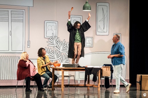 Casa Surace conquista il palcoscenico: esilarante, autentica e sorprendentemente teatrale.