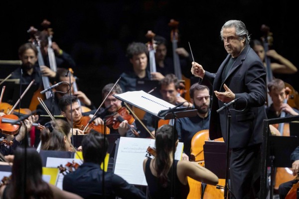 Riccardo Muti incanta l’Italia: tre concerti-evento con la Cherubini, gran finale a Pompei