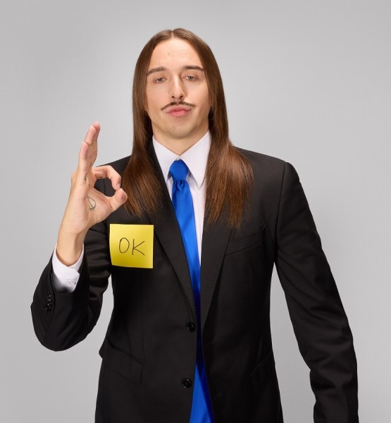 Tommy Cash torna con “OK”: un nuovo singolo tutto in italiano