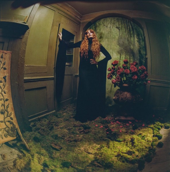 Florence + the Machine: il ritorno della grande banshee con Everybody Scream