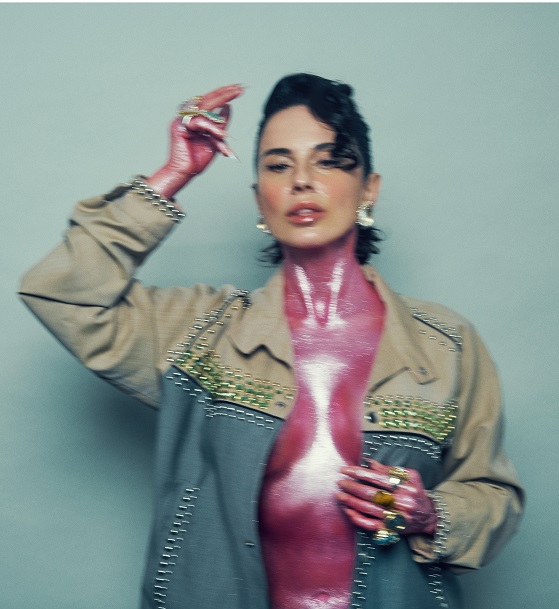 Paola Iezzi torna con “Superstar”, il ritratto pop della fragilità che brilla