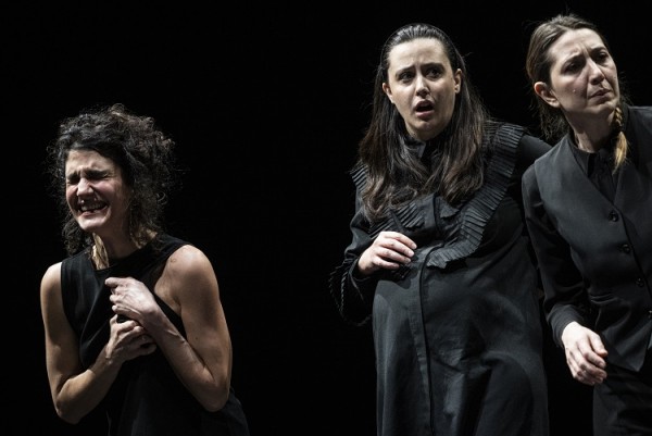 Nel cerchio delle donne. “L’Empireo” al Teatro Bellini tra forza corale e universalità