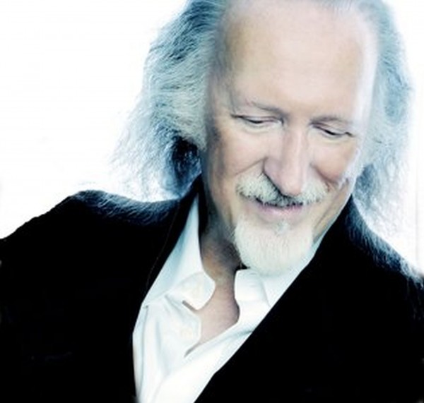 Piero Cassano a Sanremo: «Ripartite dalla canzone, non dall’immagine». Intervista