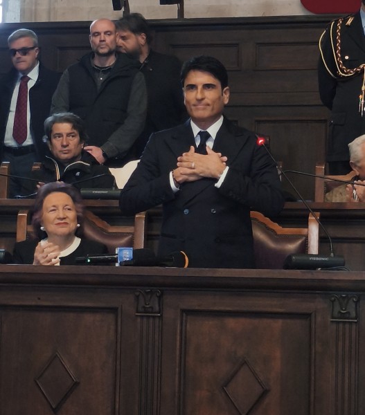 “Questa vittoria è di chi sogna”: Sal Da Vinci riceve la Medaglia della Città di Napoli