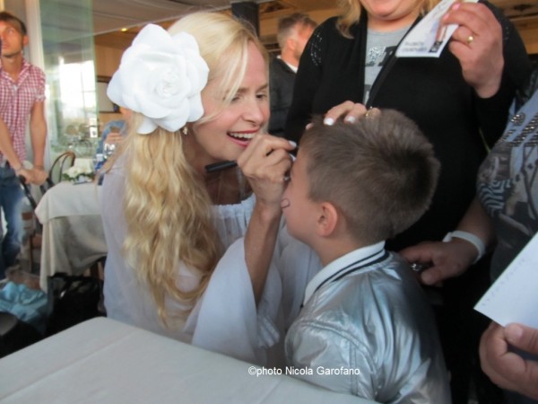 Grecia Colmenares con i fan napoletani.